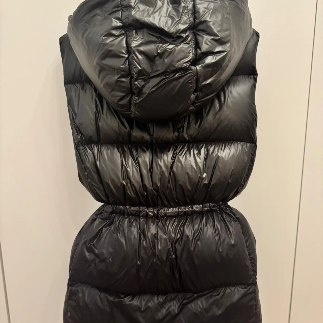 Svart väst med huva - 2