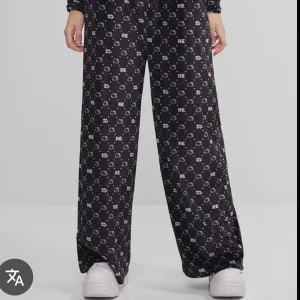 Hello Kitty-pyjamasbyxor  - Jättefina pyjamasbyxor från bershka. Avklippta högst upp för att göra lågmidjde (se bild) ✨pris kan diskuteras