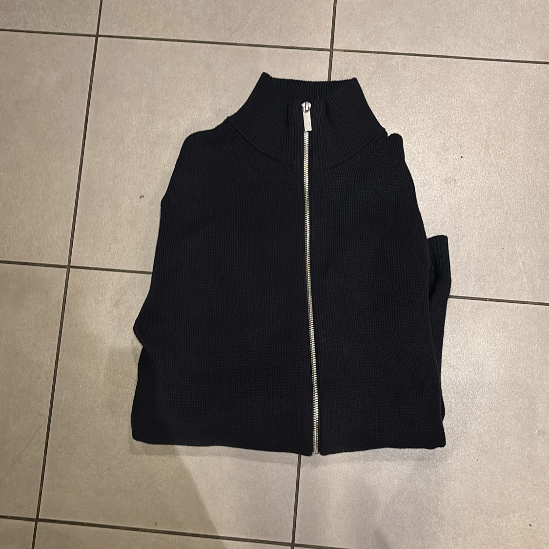 Mörkblå stickad kofta med dragkedja - 1