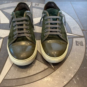 Gröna sneakers från Lanvin i mocka - Ja skorna säljs dyrare än vad de var köpta för men det är på grund av att jag sydde bort två defekter som inte sågs på bild sen har jag fixat till mockan ska tvätta rent sulorna så smutsen på sidorna och under. Så med den nya och väldigt bra kvaliten så är det lätt värt mitt pris och väldigt billigt om man jämför med nypris.
