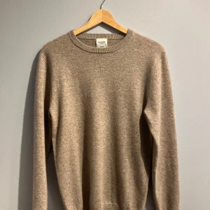 Beige cashmeretröja från John Henric - Helt ny använd 2 gånger Supermjuk och stilren beige tröja från John Henric i 100% kashmir. Klassisk rund halsringning och ribbade muddar vid ärmslut och nederkant. Perfekt för lager-på-lager och ger en lyxig känsla till din outfit.