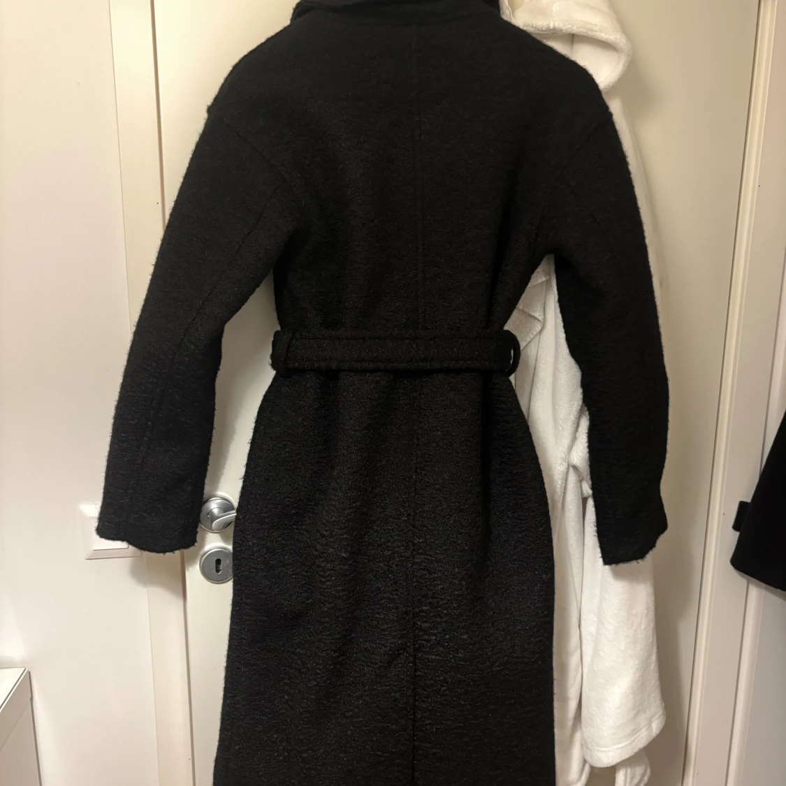 Svart kappa med bälte från NewYorker - 3