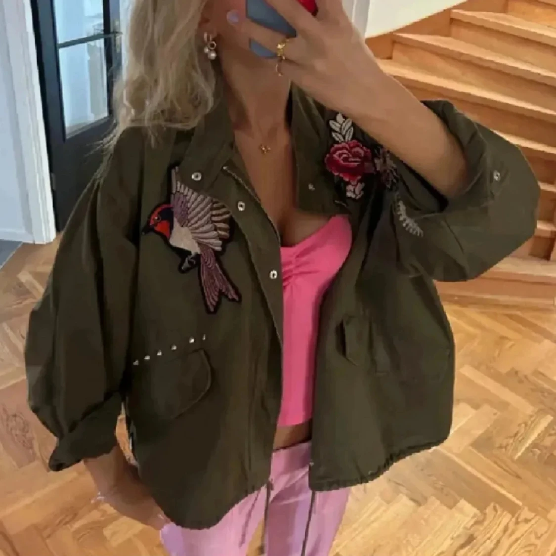 Grön overshirt med broderier