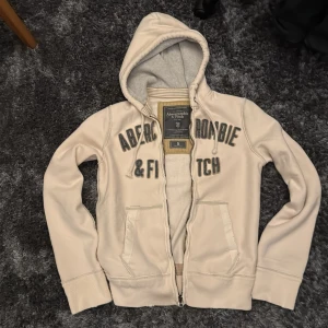 Vintage hoodie från Abercrombie & Fitch - Säljer en sällsynt vintage hoodie från Abercrombie & Fitch med broderad logga. Riktigt trevlig och varm. Storlek S men sitter som en Medium.                                                                                       Mvh, Nilas