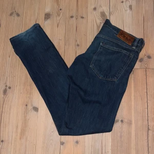 Ralph Lauren Jeans - Säljer dessa snygga vintage Ralph lauren jeans i storlek 32/32. Jeansen har en straight passform och ett skönt material med snygga slitningar vid fickor och benslut.