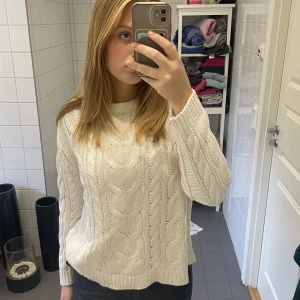 Vit stickad tröja - Vit stickad tröja från lager 157. Storlek XS men är större i storlek. 🤍🤍