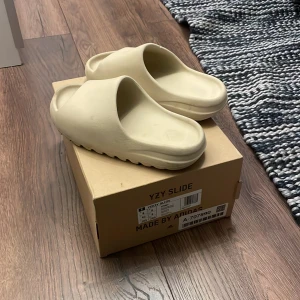 Yzy slides  - Beiga yzy slides. Original pris är runt 1500kr