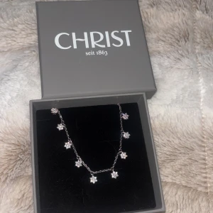 Silverhalsband med stjärnhängen från Christ - Supersnyggt halsband i silver från Christ med små glittriga stjärnhängen längs kedjan. Perfekt för dig som gillar detaljer och vill ha något som sticker ut. Kommer i originalask och har en tunn, elegant kedja med flera stjärnor som ger extra bling.