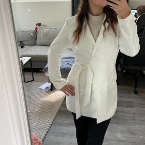 Kappa från Monki - Vit kappa!