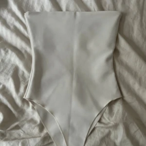 Bandeu Shapewear - Bandeau Shapewear i strl M från zara, men jade passat S då den verkligen är tight, använd 1 gång.
