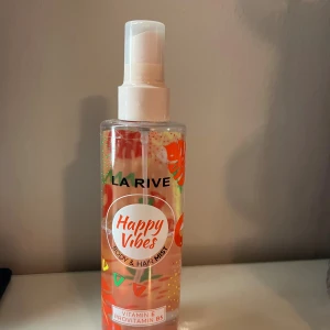 Happy Vibes Body & Hair Mist - Fräsch body & hair mist med vitamin E. Skulle säga att ungefär hälften är kvar. Skriv till mig vid frågor eller prisförslag. 🤍