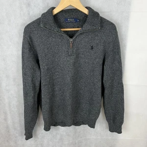 Ralph lauren halfzip  - En perfekt halfzip ifrån Ralph Lauren nu inför vinterhalvåret! Tröjan är i toppskick då den inte har används så mycket. Den är i storlek M men passar även bra på S. Materialet är 100% bomull så den ör otroligt skön.