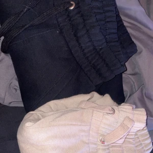 Mjukis byxor - Säljer 2 par byxor från lager 157, använda fåtal gånger. skriv för mer info eller bilder