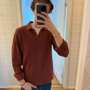 Massimo Dutti Piké - Tja, säljer en fin Massimo dutti piké. Plagget är i mycket bra skick och storlek M. pm vid intresse. 