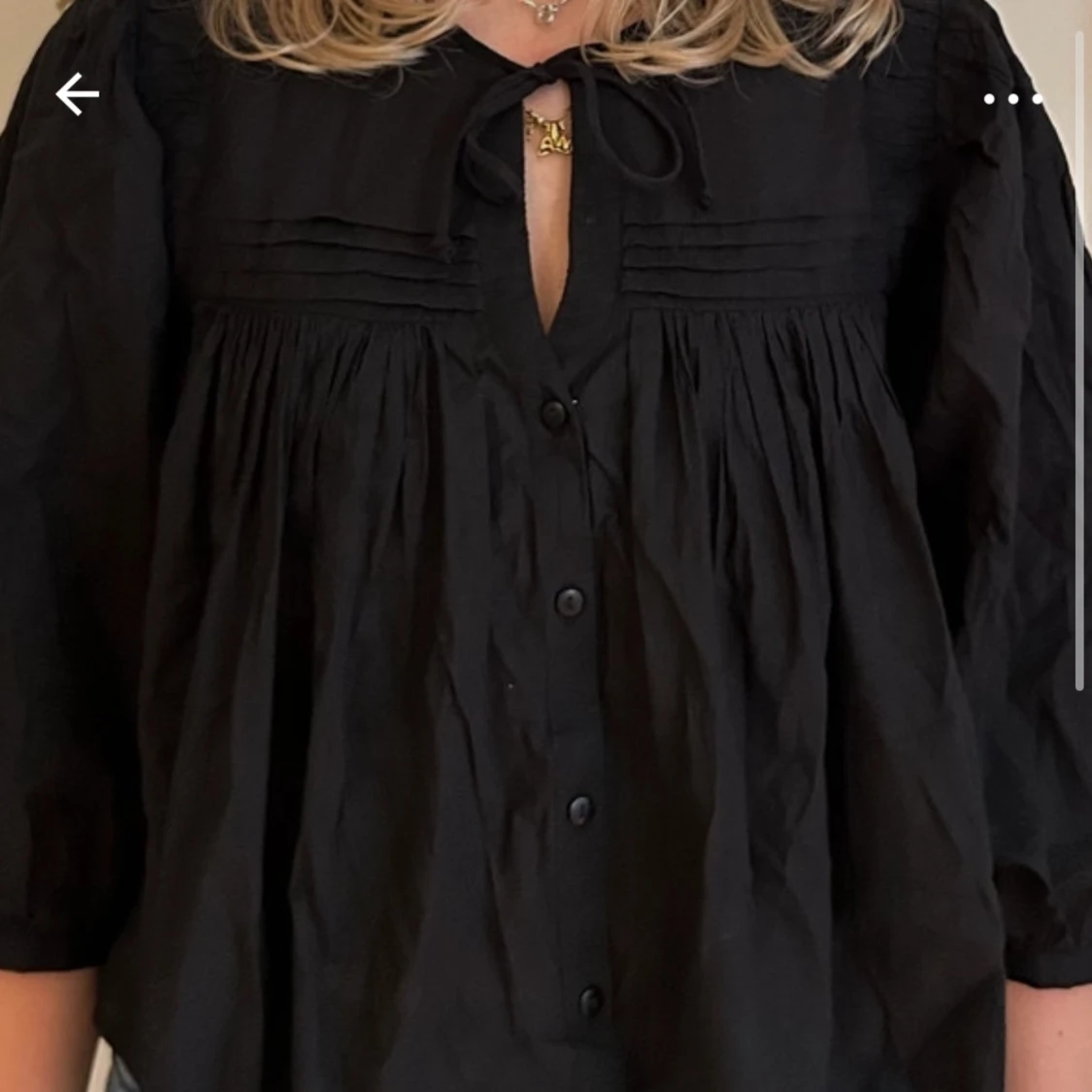 Svart blus med knyt och knappar - 1