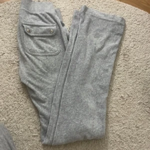 Gråa Juicy Couture byxor - Storlek xxs, passar bra på längd runt 152 cm. Inga hål eller slitningar. Snöret är tyvärr inte med.