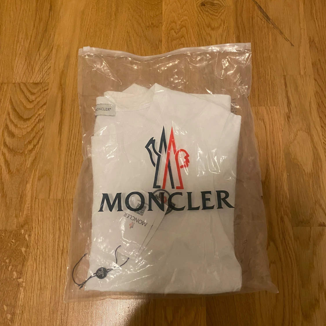 Vit märkes t-shirt - 1