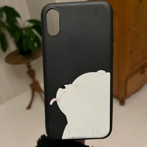 iPhone X/xs Skal med Isbjörn Motiv - Snyggt svart mobilskal med söt isbjörn-illustration, passar iPhone XS eller X. Skalet är i gott skick med mindre tecken på användning. Ger bra skydd mot repor och stötar samtidigt som det ger din mobil en personlig touch.