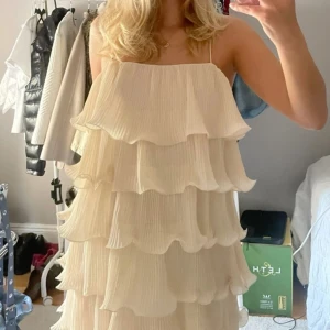 Volang klänning  - Super snygg klänning från & Other stories som inte längre säljs 💖