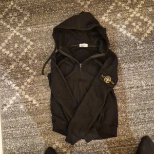 Svart Stone Island Zip - Nu säljer jag min stone island tröja för att jag ska skaffa körkort snart, så försöker sälja några av mina klädesplagg.