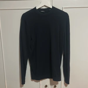 Svart stickad tröja från Esprit - En stilren svart stickad tröja från Esprit med rund halsringning och långa ärmar. Perfekt för lager-på-lager och enkel att matcha med jeans eller kjol. Klassisk passform och mjukt material som känns skönt mot huden.