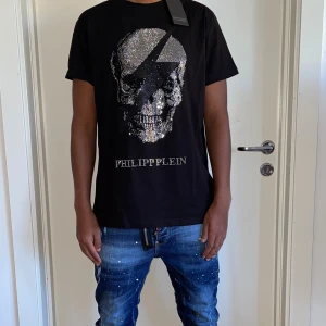 Philipp plein t shirt strl L svart - Helt ny. Fin replika med grym kvalitét. modellen är 175cm väger 67kg. normal i passformen. Pris: 999kr. Först till kvarn som gäller. Skickas direkt inom 24h
