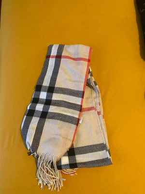 Halsduk  - Använd få gånger 