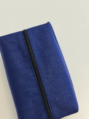 Handgjord necessär av second hand tyger - En handgjord necessär utav second hand tyger. Unik, hållbar och perfekt för att samla alla dina vardagsfavoriter i väskan. Fodrad och stängs med dragkedja. Endast ett unikt exemplar.                  Instagram: secondstitch.bymatilda 💕