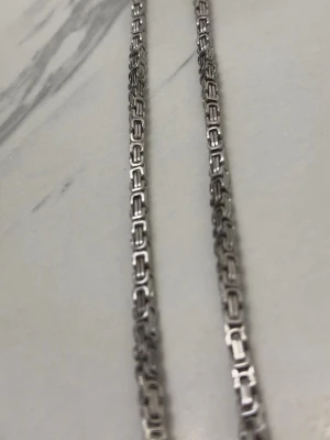 Halsband och armband - Säljer ett set med halsband och armband i nyskick. Fick som present men inget som passade min stil. Halsbandet: 58 cm och armbandet: 21 cm