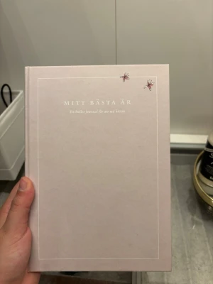 Mitt bästa år - En bullet journal - En inspirerande bullet journal med kreativa sidor för att planera, sätta mål och följa vanor. Perfekt för dig som vill må bättre, yoga, och skapa spellistor för avslappning. Fylld med fina illustrationer och peppande upplägg för ett riktigt grymt år!