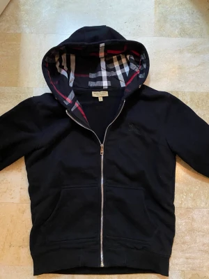 Burberry kofta - Säljer min burberry kofta som är typ helt ny. Bara använt några få gånger. Den saknar snöret annars är den perfekt. Pris går att diskuteras 