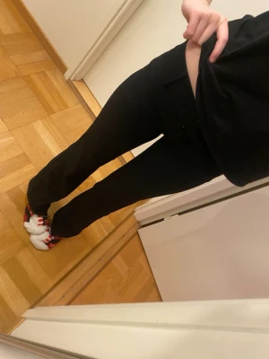 Svarta kostymbyxor Nelly  - Säljer ett par jättesnygga lowwaist svarta kostymbyxor från Nelly. Skönt material och passar till allt. Använt få gånger så bra skick!💞