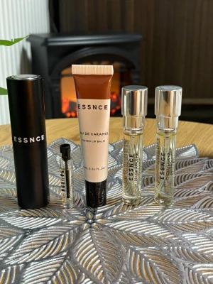 Essnce kitt - Innehåll: 8ml Drunk Apple Pie och Cherrylicious. Eau de Caramel 2ml. Eau de caramel  lip balm(oanvänd) (10 ml).  REFILLABLE TRAVEL SPRAY rymmer 8ml(aldrig använd) nypris för allting : 585kr