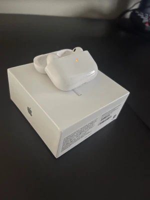 AirPods Pro 2nd Generation - Säljer AirPods Pro 2nd Generation med MagSafe-laddningsetui. Hörlurarna är i fint skick och levereras med originalförpackning. Aktiv brusreducering, transparensläge och trådlös laddning. Perfekt för musik, samtal och träning. Inga synliga defekter eller slitage. (Kvitto finns)