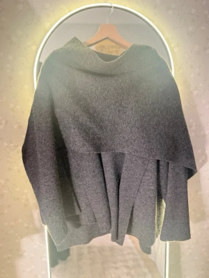 Mörkgrå omlott kofta med bred krage - Jacka/kappa med bred, svepande krage. Den har öppna slits på vardera sida. Av bommul, strl M