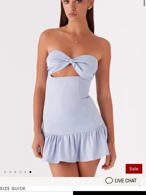 Ljusblå axelbandslös miniklänning - Jättesöt klänning från peppermayo som jag köpte i somras. Den är aldrig använd och har prislapparna kvar! Säljer eftersom den tyvärr var för stor för mig. Klänningen är i storlek 38/M. Skriv om ni har några frågor. 