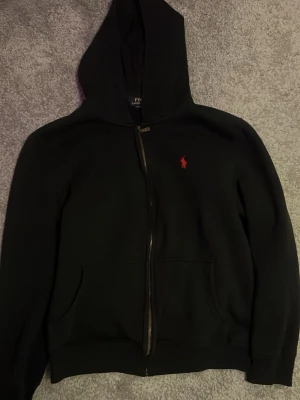 Ralph Lauren zip hoodie - Ralph Lauren hoodie i okej skick, dragkedjan är lite konstig och det saknas snören men annars är den ganska sjysst, pris kan diskuteras.