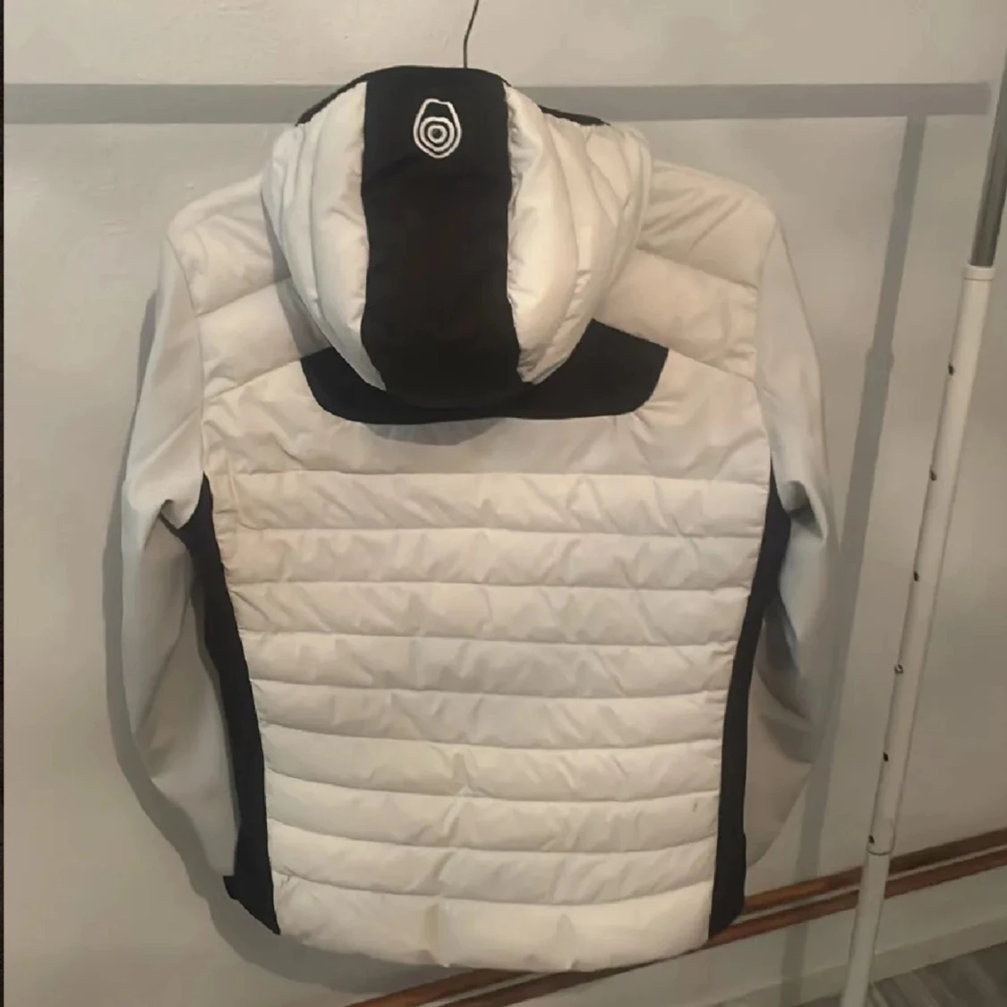 Vit och svart pufferjacka Sail Racing - 4