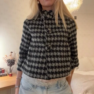 Hundtandsmönstrad kappa - Älskar mönstret!! Den perfekta vår/höstjackan!🤍🤍