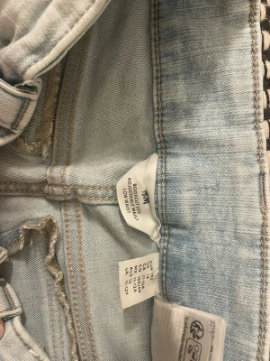 Bootcut, lowais ljusblå jeans från H&M - ⚠️Pris går att diskutera!!⚠️Bootcut jeans från H&M i ljusblå tvätt med låg midja och justerbar midja. På fickorna är det knappar och dem kommer stryckta!!