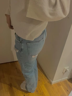 Ljusblå straight jeans med hål - Säljer ett par ljusblåa jeans från lager 157. De är i storlek S och i mycket fint skick!!🤍