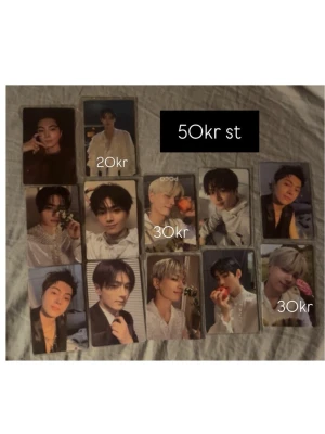 Enhypen photocards - Säljer några Jay och Sunghoon photocards från Enhypen albums. Alla är officiella och är i bra skick.   Tar också Swish eller så kan man trycka på köp nu.   Det är billigare att köpa i set då allt kostar 320kr när det egentligen kostar 530kr sammanlagt men man får rabatt om man köper allt tillsammans.  De säljs separat och i set🫶🏻 Va inte rädd att fråga frågor 💕