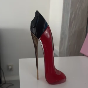 Very Good Girl EdP 50ml - Hej! Säljer min Carolina Herrera very good girl, ungefär lite mer än halva flaskan kvar (bild 2). Snygg och ikonisk stilettflaska. 50 ml Eau de Parfum. En fin och trendig accessoar på sminkbordet, luktar fruktigt och är ganska stark. Passar inte riktigt mig längre då jag gillar mer florala dofter och kommer därför inte till användning. Hör gärna av er vid frågor!🥰💕