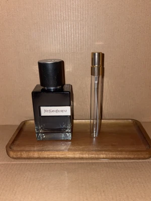 10ml YSL Y EDP - 10ml sample av YSL Y EDP, 10% rabatt på bundles! Vid köp över 99kr får man en gratis 2ml sample 