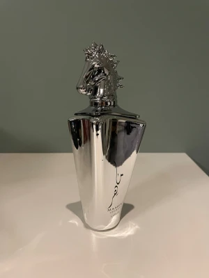 Lattafa Maahir Legacy 100 ml - Lattafa Maahir Legacy är en parfym som passar till vardagliga tillfällen som skolan, jobbet, gymmet mm. Den är en fräsch doft med noter av bl.a lime, mint, grapefrukt och ambroxan. Parfymen är i mycket bra skick, det är ungefär 70 ml kvar. Kan även ta emot byten.