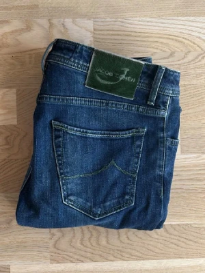 Jacob cohën jeans - Säljer dessa sjukt snygga Jacob cohën jeans! Jeansen är storlek W33 och mått finns på bilderna 🙌 jeansen och patchen är i sjukt bra skick! Priset är diskuterbart🤝