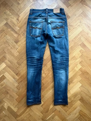 Slim Nudie Jeans - Asfeta nudie jeans i modellen Thinn Finn Dry Stretch Storlek 31/36 Jag har reparerat jeansen därav finns det lappar på insidan (se sista bilderna) Kom dm för fler bilder eller mått!