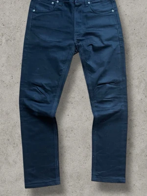 Slim Nudie Jeans - Dry Nudie Jeans i modellen Lean Dean. Storlek stämmer inte, passar mer W29 L28 Jeansen är i mycket gott skick  Mått (+-1cm):  Längd 95cm Midja 38cm  Lår 24cm Benöppning 16cm