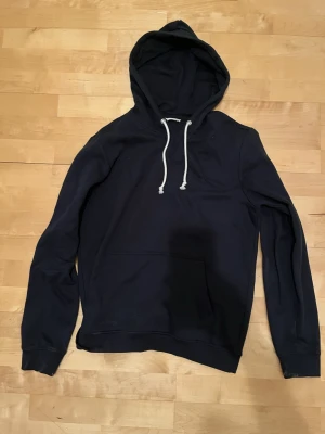 Pier One hoodie marinblå - En helt ny oanvänd Pier One hoodie i färgen mörkblå 🫐🥶🦋 Skicket är 10/10.  Tröjan är i storlek M men passar även som S (ganska liten i storlek). Denna trendiga tröja är riktigt snygg och passar till många outfits. Om du har några funderingar, var inte rädd att kontakta mig. Mvh KC Closet - Fashion Boutique 😊