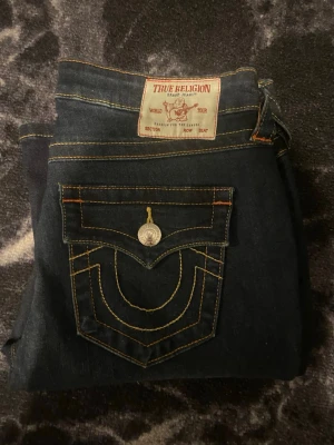 True religion jeans - True religion jeans, helt nya endast provade. Inköpta på Raglady för 1300kr, kvitto finns! Köpta som present, därav fel storlek.